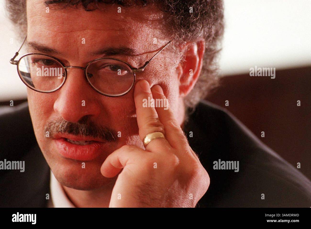 4 mai 2000 - États-Unis - KRT US NEWS STORY SLUGGED : DONORORGANS KRT PHOTOGRAPHIE PAR MILBERT ORLANDO BROWN/CHICAGO TRIBUNE (24 mai) Donald Pierini, directeur de compte à CIBC Oppenheimer dans la salle de conférence de son bureau du centre-ville de Chicago, Illinois. Le père de Pierini, Donald Pierini, Sr., est mort il y a cinq ans d'un anévrisme cardiaque. Pierini était là et ne se souvient personne qui a jamais demandé que des tissus ou des organes soient donnés. Les dossiers de la FDA montrent que les os ont été récoltés sur le corps de son père et envoyés à une entreprise à but lucratif en Allemagne. (TB) PL KD 2000 (Horiz) (MV) (image crédit : © Chicago Tribune/mct/ZUMA Banque D'Images