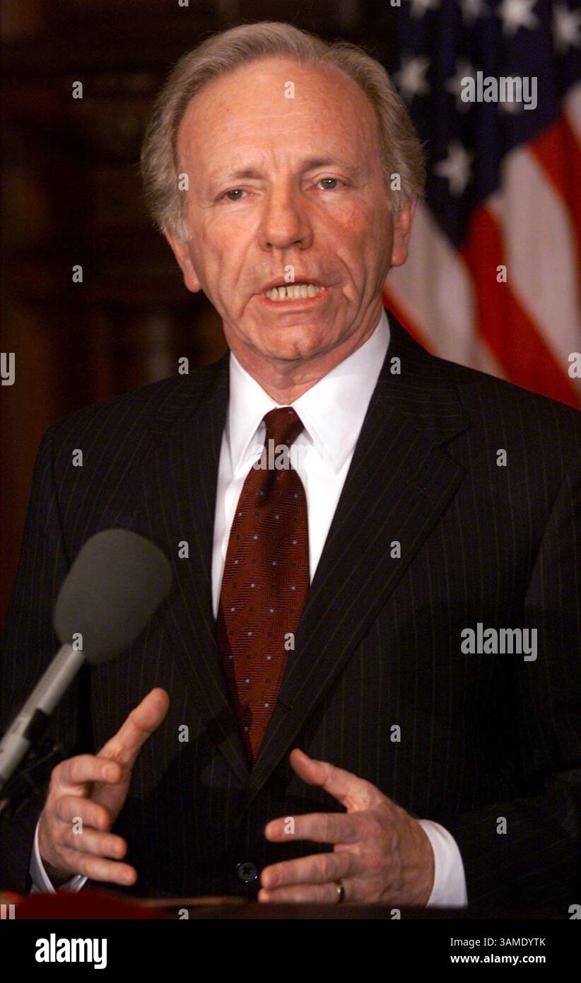 26 novembre 2000 - TIMBRE, États-Unis - KRT HISTOIRE américaine BOULEVERSÉE : ELN-PRESIDENT KRT PHOTOGRAPHIE PAR CHUCK KENNEDY/KRT (novembre 26) WASHINGTON, DC -- le candidat démocrate à la vice-présidence Sen. Joe Lieberman fait des remarques à l'hôtel Hay Adams à Washington DC, suite à la certification des comptes de vote en Floride par son secrétaire d'État. La campagne présidentielle va maintenant se déplacer vers les tribunaux, y compris la Cour suprême des États-Unis, où les débats sont prévus pour la semaine prochaine. (KRT) PL BL KD 2000 (Vert) (MvW) (crédit image : © PHOTOGNOSOURCE/mct/ZUMAPRESS.com) Banque D'Images