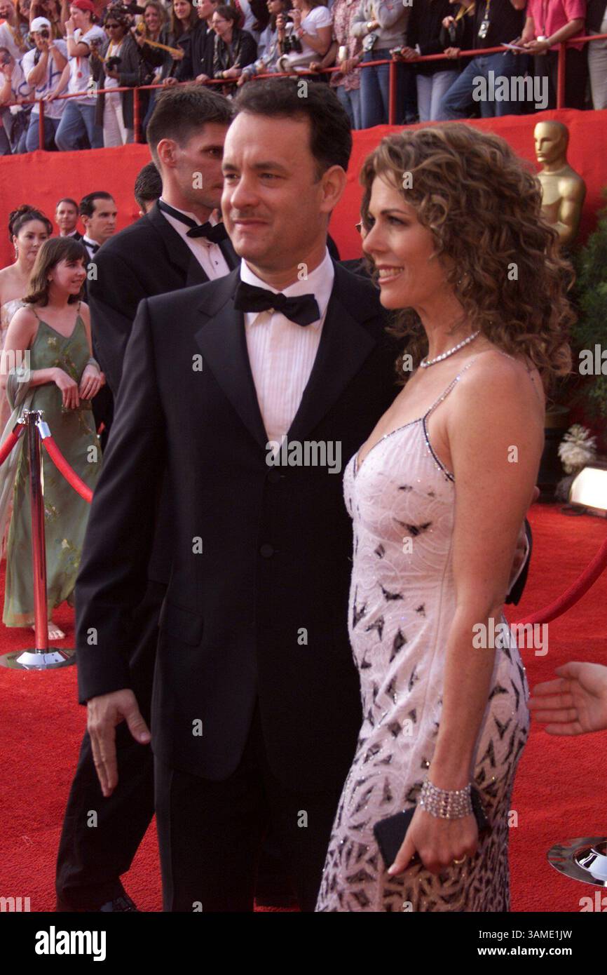 25 mars 2001 - États-Unis - HISTOIRE DE DIVERTISSEMENT KRT SLUGGED : OSCARS KRT PHOTOGRAPHIE PAR DANIEL A. ANDERSON/ORANGE COUNTY REGISTER (mars 25) LOS ANGELES, CALIFORNIE - Tom Hanks et Rita Wilson arrivent pour la 73e cérémonie annuelle des Acedemy Awards à Los Angeles, Californie, le 25 mars 2001. Hanks est nominé pour le prix du meilleur acteur pour son rôle dans le film ''Cast Away''. -- (OC) PL BL KD 2001 (VERT.) (kn) -- SOUS EMBARGO POUR LA PUBLICATION SUR LE WEB JUSQU'À 21h00 PST -- PAS DE MAGS, PAS DE VENTES JUSQU'au 8 AVRIL 2001 -- (image crédit : © Orange County Register/mct/ZUMAPRESS.com) Banque D'Images