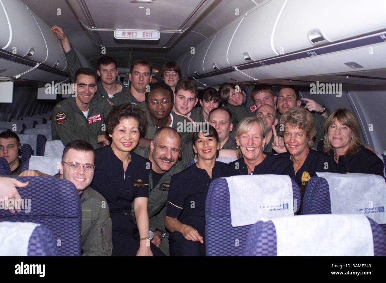 12 avril 2001 - États-Unis - KRT WORLD NEWS STORY SLUGGED : CHINA-SPYPLANE KRT PHOTO PAR JOHN A GILES/US NAVY NEWS PHOTO (12 avril) HAINAN, CHINE - certains des membres d'équipage détenus appartenant à un avion EP3 Aeries II affecté à la Fleet Air reconnaissance Squadron One, posent avec les membres d'équipage d'une compagnie aérienne affrétée commerciale. L'avion fera d'abord escale à Guam pour donner à l'équipage la chance de contacter les familles, puis poursuivra sa route vers Hawaï pour un débriefing militaire avant un rapatriement final avec les familles et les amis à la base aérienne navale de Whidbey Island, dans l'État de Washington. (USN) Banque D'Images