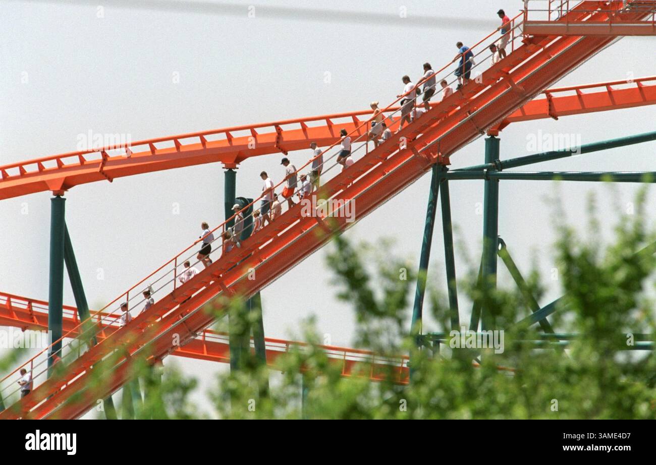 18 juillet 2001 - États-Unis - KRT US NEWS STOPGGED : ROLLERCOASTER KRT PHOTO PAR LAWRENCE JENKINS/DALLAS MORNING NEWS (18 juillet) les Riders sont évacués des montagnes russes Titan à six Flags Over Texas à Arlington, après qu'il s'est arrêté. (DA) BL NC KD 2001 (Horiz) (lde) -- PAS DE MAGS, PAS DE VENTES (crédit image : © Dallas Morning News/mct/ZUMAPRESS.com) Banque D'Images