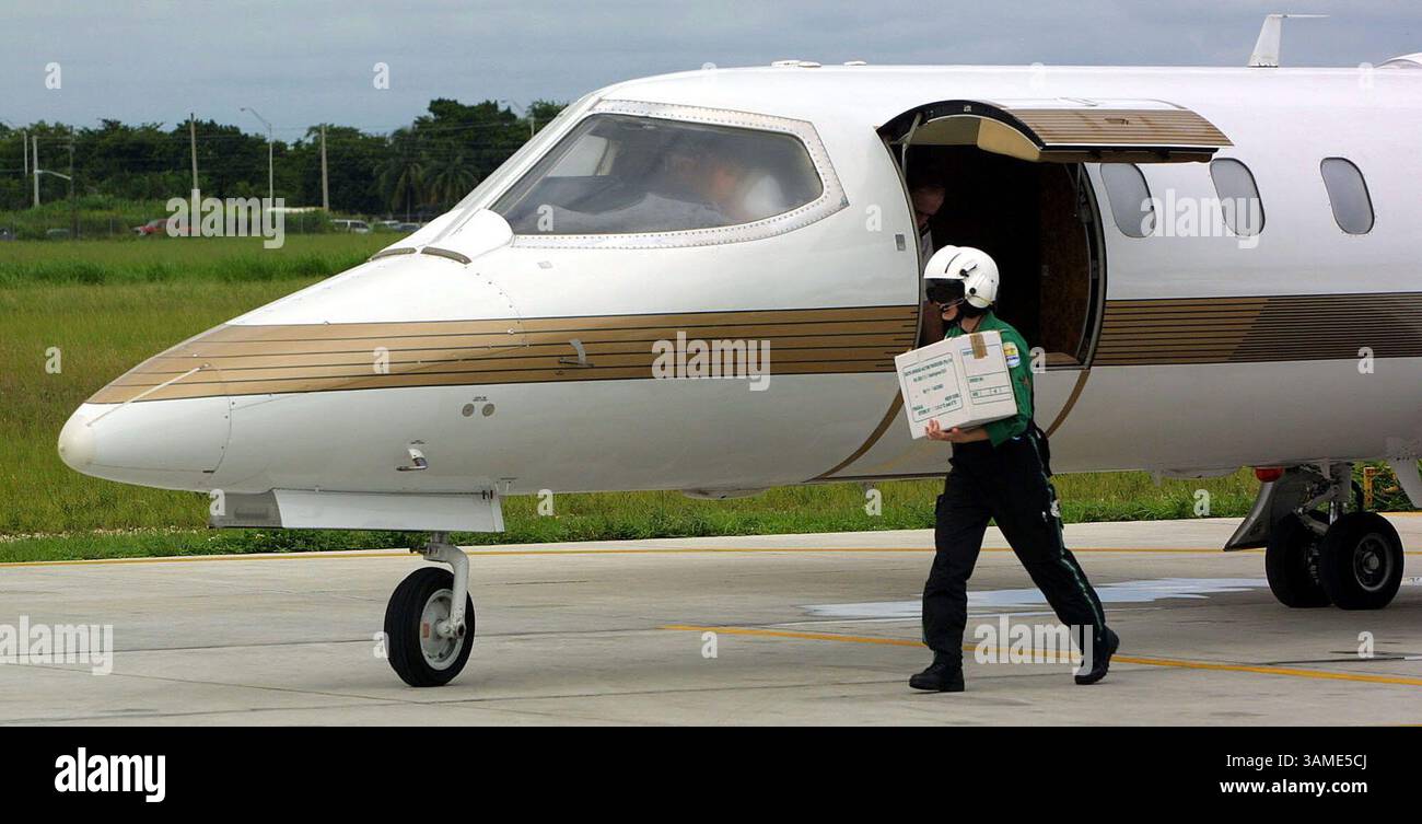 12 septembre 2001 - États-Unis - KRT STAND ALONE US NEWS STORY SLUGGED : VENOMFLIGHT KRT PHOTO PAR CHUCK FADELY/MIAMI HERALD (FORT LAUDERDALE OUT) (12 septembre) MIAMI, FL -- L'infirmière d'AeroMed Sherry Alfaro transporte un conteneur d'anti-venin transporté de San Diego à un hachoir d'attente pour livraison à l'hôpital Baptist le mercredi après-midi, 12 septembre 2001. Le jet Lear a reçu une autorisation spéciale de la FAA pour effectuer le vol. (MI) NC KD BL 2001 (Horiz) (MV) (image crédit : © Miami Herald/mct/ZUMAPRESS.com) Banque D'Images