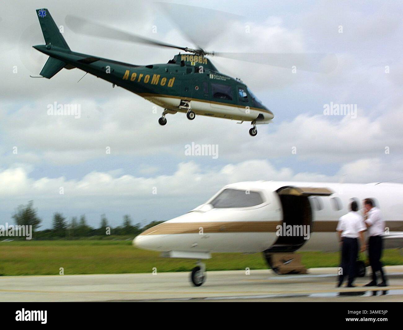 12 septembre 2001 - États-Unis - KRT STAND ALONE US NEWS STOPGGED : VENOMFLIGHT KRT PHOTO PAR CHUCK FADELY/MIAMI HERALD (FORT LAUDERDALE OUT) (12 septembre) MIAMI, FL -- un chopper AeroMed précipite un conteneur d'anti-venin transporté de San Diego à Baptist Hospital le mercredi 12 septembre 2001. Le vol a reçu une autorisation spéciale de la FAA pour effectuer le vol. (MI) NC KD BL 2001 (Horiz) (MV) (image crédit : © Miami Herald/mct/ZUMAPRESS.com) Banque D'Images