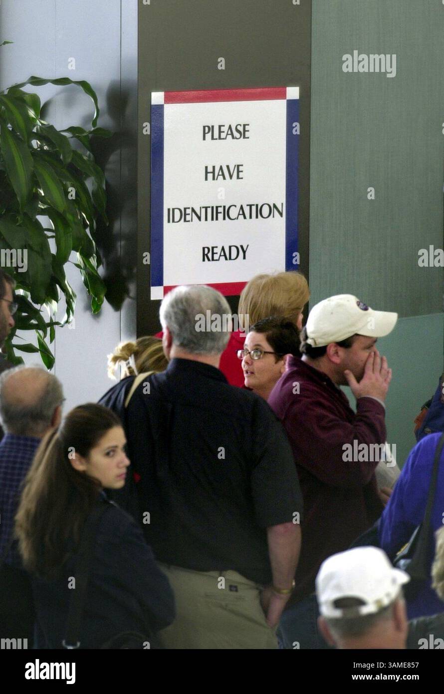 11 novembre 2001 - États-Unis - KRT US NEWS STORY SLUGGED : NYPLANECRASH KRT PHOTO PAR DAVID SWANSON/PHILADELPHIA INQUIRER (12 novembre) NEWARK, NJ -- les passagers font la queue pour les contrôles de sécurité à l'aéroport de Newark après que tous les vols aient été suspendus aux aéroports de la région de New York après qu'un avion American Airlines s'est écrasé sur Queens à New York le lundi 12 novembre 2001. (PH) NC KD BL 2001 (Vert) (gsb) (crédit image : © Philadelphia Inquirer/mct/ZUMAPRESS.com) Banque D'Images