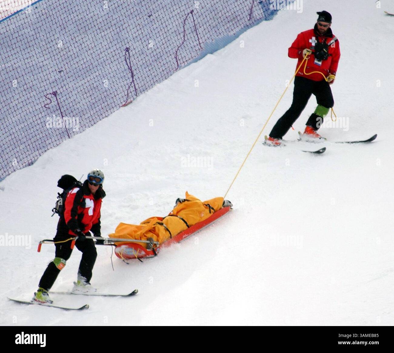 Feb 6, 2002 - États-Unis - KRT SPORT STORY SLUGGED : OLYMPICS KRT PHOTOGRAPHIE PAR VICKI VALERIO/PHILADELPHIA INQUIRER (7 février) SALT LAKE CITY, UT-- les secouristes ont abattu le skieur blessé Thomas Grob, du Chili, dans la course d'entraînement masculin de descente aujourd'hui, jeudi 7 février 2002, à Snow Basin. Grob s'est fracturé le tibia gauche et est hors compétition. (PH) NC KD BL 2002 (Vert) (lde) (crédit image : © Philadelphia Inquirer/mct/ZUMAPRESS.com) Banque D'Images