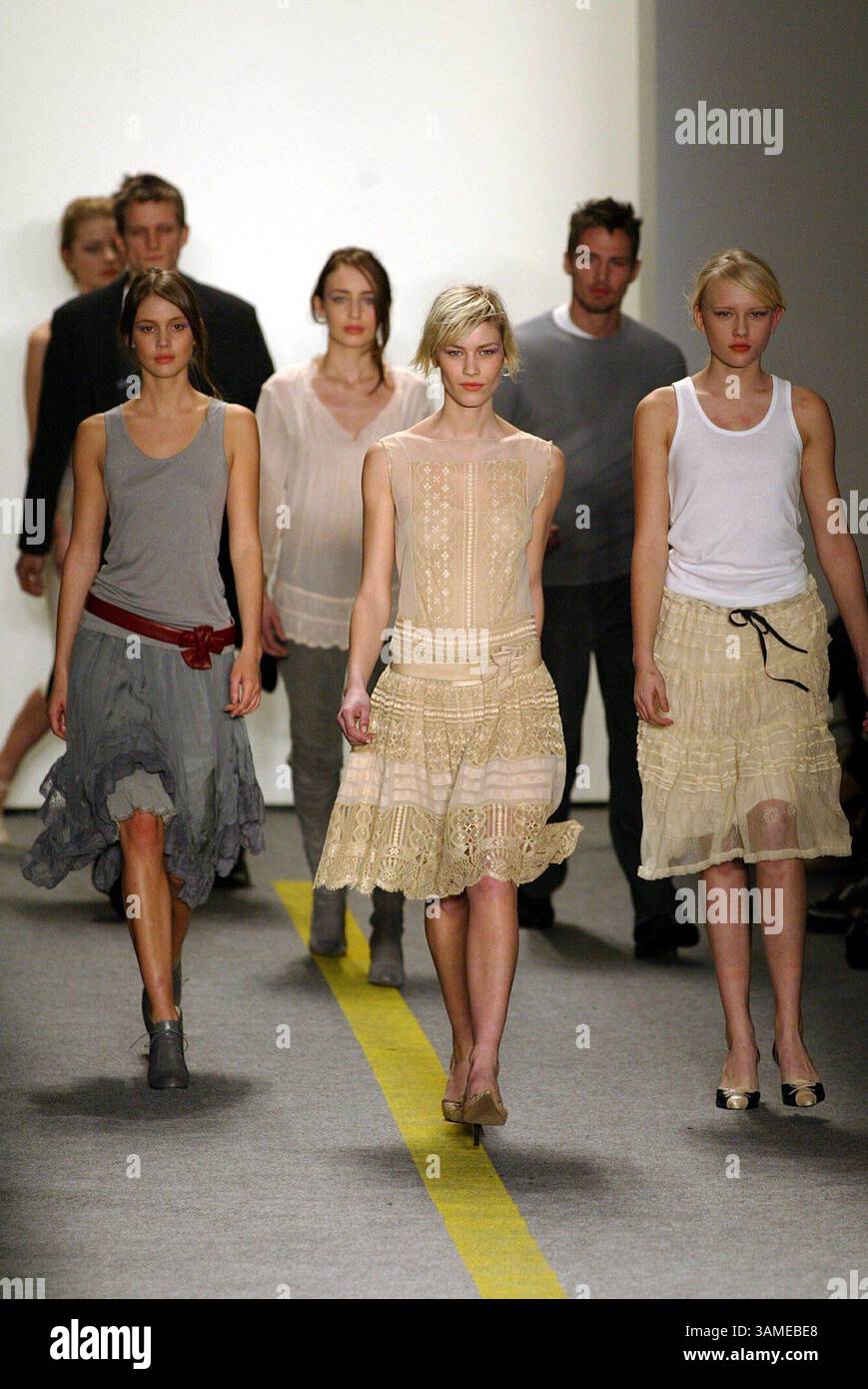 12 février 2002 - États-Unis - HISTOIRE DE MODE KRT SLUGGED : DONNAKAREN KRT PHOTO DE TODD PLITT/KRT (12 février) NEW YORK -- des mannequins portant des vêtements de la créatrice Donna Karen marchent sur la piste lors du défilé DKNY le mardi 12 février 2002. (KRT) NC KD BL 2002 (Vert) (MvW) (crédit image : © PHOTOGNOSOURCE/mct/ZUMAPRESS.com) Banque D'Images
