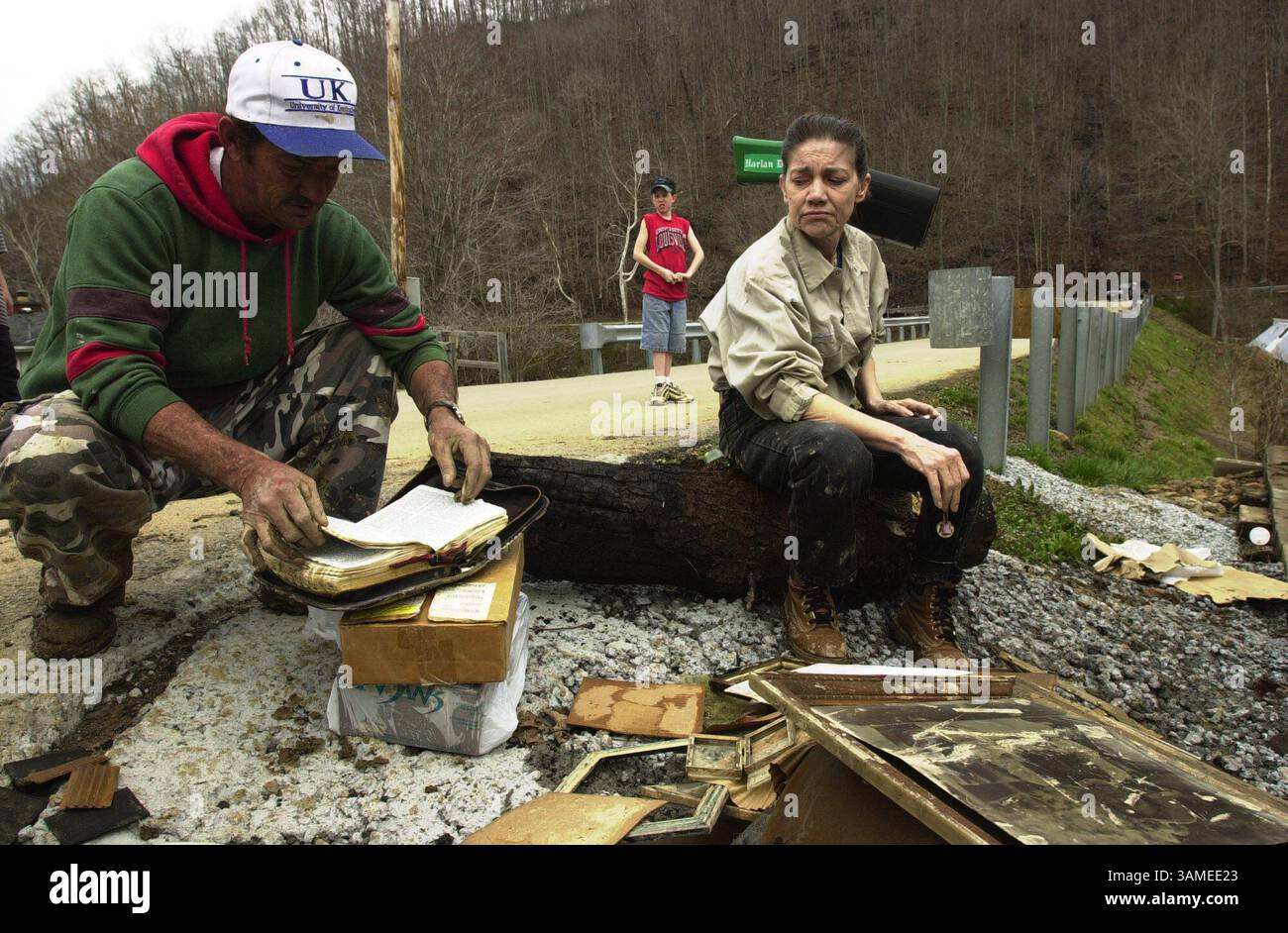 19 mars 2002 - États-Unis - KRT US NEWS STORY SLUGGED : SOUTHEASTERNFLOODS KRT PHOTOGRAPHIE PAR PABLO ALCALA/LEXINGTON HERALD-LEADER (20 mars) HARLAN COUNTY, KY - Bruce Napier, à gauche et Katherine Howard, à droite, regardent des objets personnels récupérés chez leur sœur mardi 19 mars 2002, après de fortes pluies ont causé des inondations dans le sud-est du Kentucky. (LX) NC KD 2002 (Horiz) (smd) (image numérique) (crédit image : © Lexington Herald-leader/mct/ZUMAPRESS.com) Banque D'Images