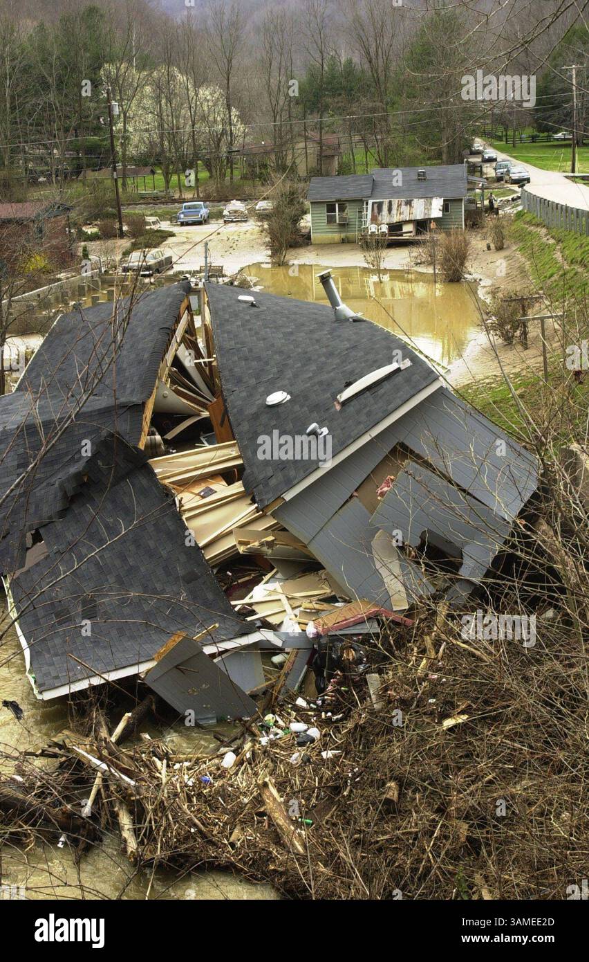 19 mars 2002 - États-Unis - KRT US NEWS STORY SLUGGED : SOUTHEASTERNFLOODS KRT PHOTOGRAPHIE PAR PABLO ALCALA/LEXINGTON HERALD-LEADER (19 mars) HARLAN, KY -- la maison d'Edna et William Brown a été démolie et balayée dans la rivière Cumberland par les inondations qui sont tombées dans le comté de Harlan, Kentucky, le lundi 20 mars 2002. Les résidents essaient de nettoyer les dégâts le mardi 19 mars 2002. (LX) NC KD 2002 (Vert) (MV) (crédit image : © Lexington Herald-leader/mct/ZUMAPRESS.com) Banque D'Images