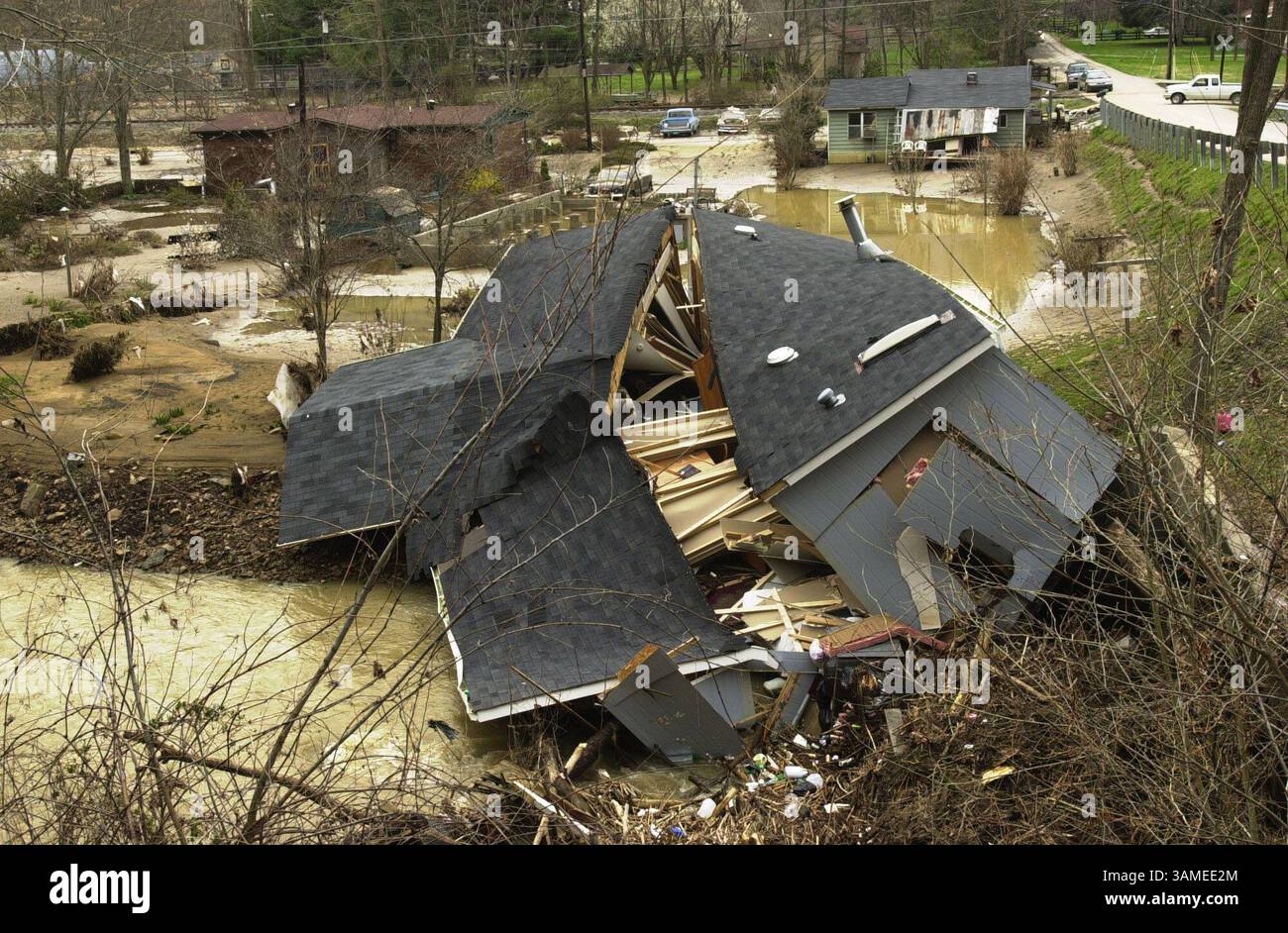 19 mars 2002 - États-Unis - KRT US NEWS STORY SLUGGED : SOUTHEASTERNFLOODS KRT PHOTOGRAPHIE PAR PABLO ALCALA/LEXINGTON HERALD-LEADER (20 mars) HARLAN COUNTY, KY - Une maison a été soulevée par les eaux de crue, brisée près de deux et balayée dans la rivière Cumberland lundi 18 mars 2002, après que de fortes pluies ont causé des inondations dans le sud-est du Kentucky. (LX) AP NC KD 2002 (Horiz) (smd) (image numérique) (crédit image : © Lexington Herald-leader/mct/ZUMAPRESS.com) Banque D'Images