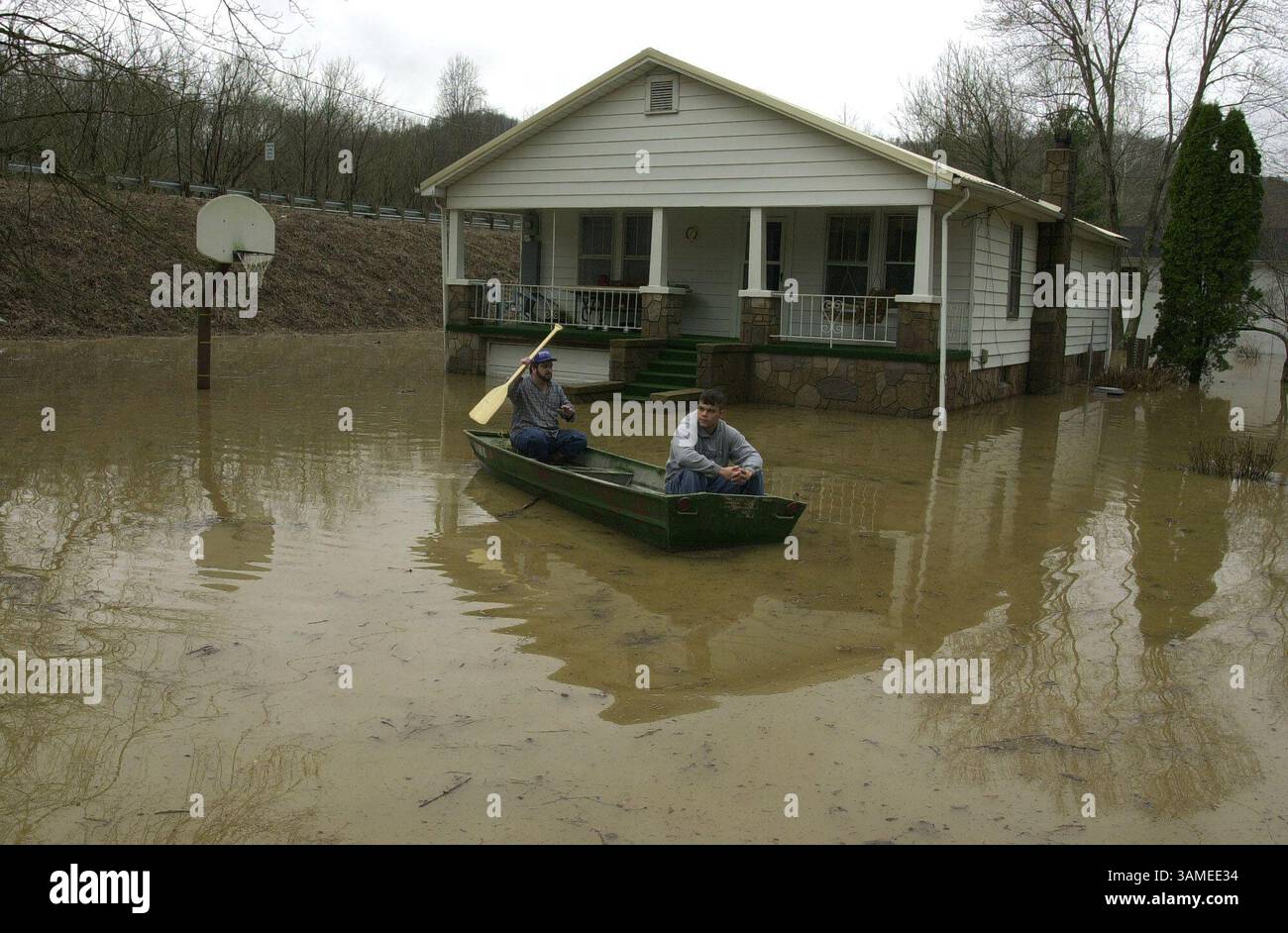 19 mars 2002 - U.S. - (KRT3) KRT US NEWS STORY SLUGGED : SOUTHEASTERNFLOODS KRT PHOTOGRAPHIE PAR CHARLES BERTRAM/LEXINGTON HERALD-LEADER (20 mars) HARLAN COUNTY, KY - Jerry et Jimmy, à droite, Pollypaddle leur bateau après avoir vérifié leur maison dans la communauté de Calloway, Kentucky, lundi 18 mars 2002. De nombreuses parties du sud-est du Kentucky ont été inondées par de fortes pluies tombant du jour au lendemain. (LX) AP NC KD 2002 (Horiz) (smd) (image numérique) (photos supplémentaires disponibles sur KRT Direct, KRT/NewsCom ou sur demande) (crédit image : © Lexington Herald-leader/mct/ZUMAPRESS.com) Banque D'Images