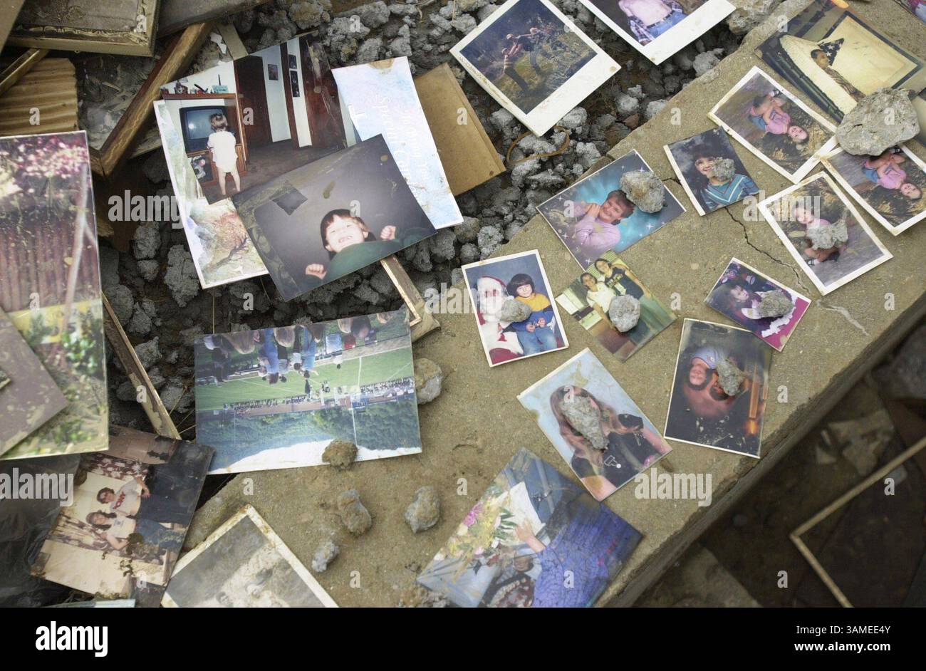 19 mars 2002 - États-Unis - KRT US NEWS STORY SLUGGED : SOUTHEASTERNFLOODS KRT PHOTOGRAPHIE PAR PABLO ALCALA/LEXINGTON HERALD-LEADER (19 mars) HARLAN, KY -- les photos de famille, de la maison inondée de Peggy Whitaker, sont prévues pour sécher le mardi 19 mars 2002. De fortes pluies ont provoqué des inondations dans le comté de Harlan, Kentucky, le lundi 20 mars 2002. Les résidents essaient de nettoyer les dégâts. (LX) NC KD 2002 (Horiz) (MvW) (crédit image : © Lexington Herald-leader/mct/ZUMAPRESS.com) Banque D'Images