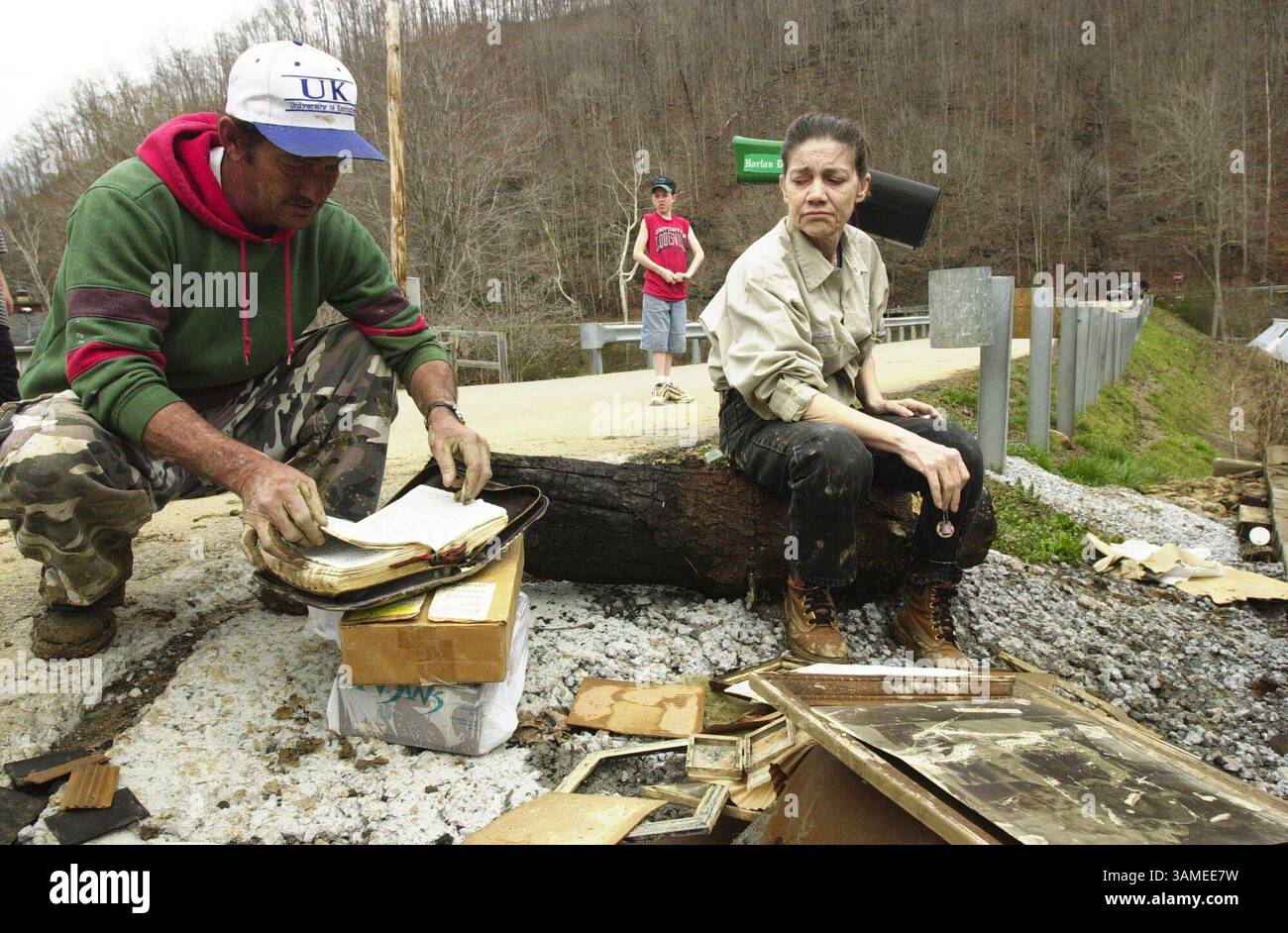 19 mars 2002 - États-Unis - KRT US NEWS STORY SLUGGED : SOUTHEASTERNFLOODS KRT PHOTOGRAPHIE PAR PABLO ALCALA/LEXINGTON HERALD-LEADER (19 mars) HARLAN, KY -- Bruce Napier, à gauche, et Katherine Howard à droite regardent des objets personnels récupérés dans la maison de leur sœur, Peggy Whitaker, dans le comté de Harlan, Kentucky le mardi 19 mars, 2002. de fortes pluies ont provoqué des inondations dans le sud-est du Kentucky. (LX) NC KD 2002 (Horiz) (MvW) (crédit image : © Lexington Herald-leader/mct/ZUMAPRESS.com) Banque D'Images