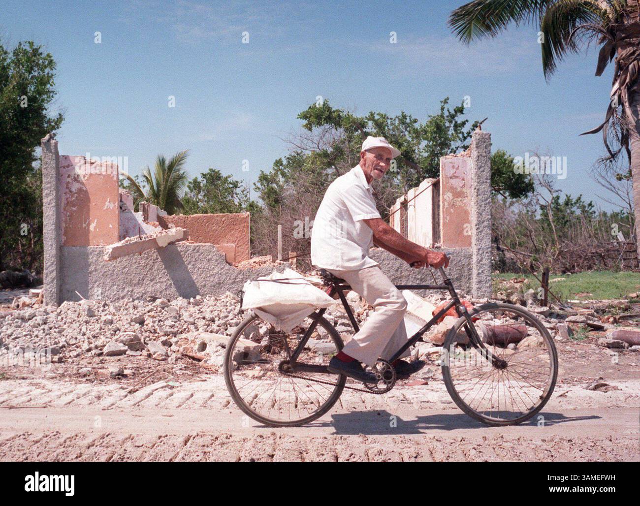 23 avril 2002 - États-Unis - KRT WORLD NEWS STORY SLUGGED : CUBA-OURAGAN KRT PHOTOGRAPHIE PAR RON T. ENNIS/FORT WORTH STAR TELEGRAM (DALLAS OUT) (avril 25) Un résident de Cardenas, Cuba vend du pain à l'arrière d'une bicyclette le 2 avril 2002, alors qu'il passe devant des maisons détruites par l'ouragan Michelle. La tempête est passée au-dessus de Cuba en novembre 2001 et la reconstruction est toujours en cours. (FT) NC KD BL 2002 (HORIZ.) (kn) (crédit image : © Fort Worth Star-Telegram/mct/ZUMAPRESS.com) Banque D'Images