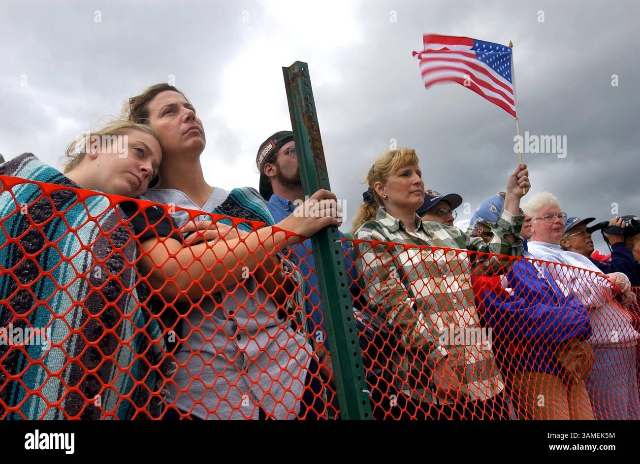 11 septembre 2002 - États-Unis - KRT US NEWS STORY SLUGGED : ATTACKS-SHANKSVILLE KRT PHOTOGRAPH BY VICKI VALERIO/PHILADELPHIA INQUIRER (11 septembre) SHANKSVILLE, PA - sœur Sarah, gauche et Amy Haines, de Chesterton, Indiana PLEURENT alors que Judy Bailey, de McKeesport, Pennsylvanie, agite un drapeau lors d'une cérémonie commémoration des victimes des attentats terroristes de 9/11, le mercredi 11 septembre 2002, sur le site de l'écrasement du vol United Airlines 93 à Shanksville, Pennsylvanie. (PH) NC KD 2002 (Horiz) (image numérique) (smd) (crédit image : © Philadelphia Inquirer/mct/ZUMAPRESS.com) Banque D'Images