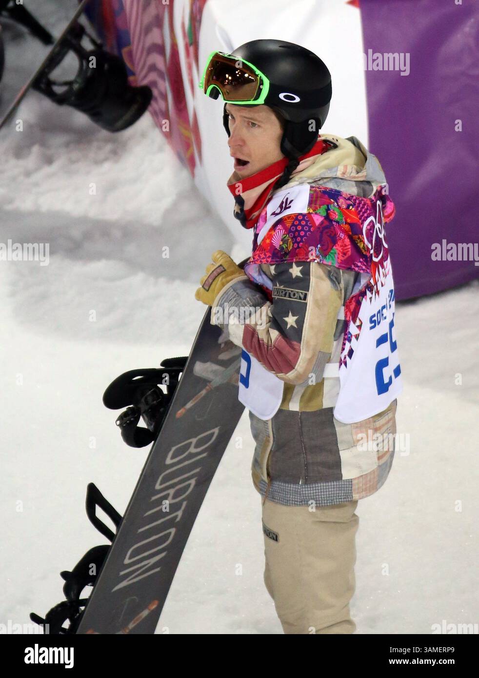 11 février 2014 - Sotchi, RUS - Shaun White, des États-Unis, réagit après avoir échoué à médailler en demi-lune masculine au Rosa Khutor Extreme Park lors des Jeux olympiques d'hiver à Sotchi, Russie, mardi 11 février 2014. (Crédit image : © Brian Cassella/MCT/ZUMAPRESS.com) Banque D'Images