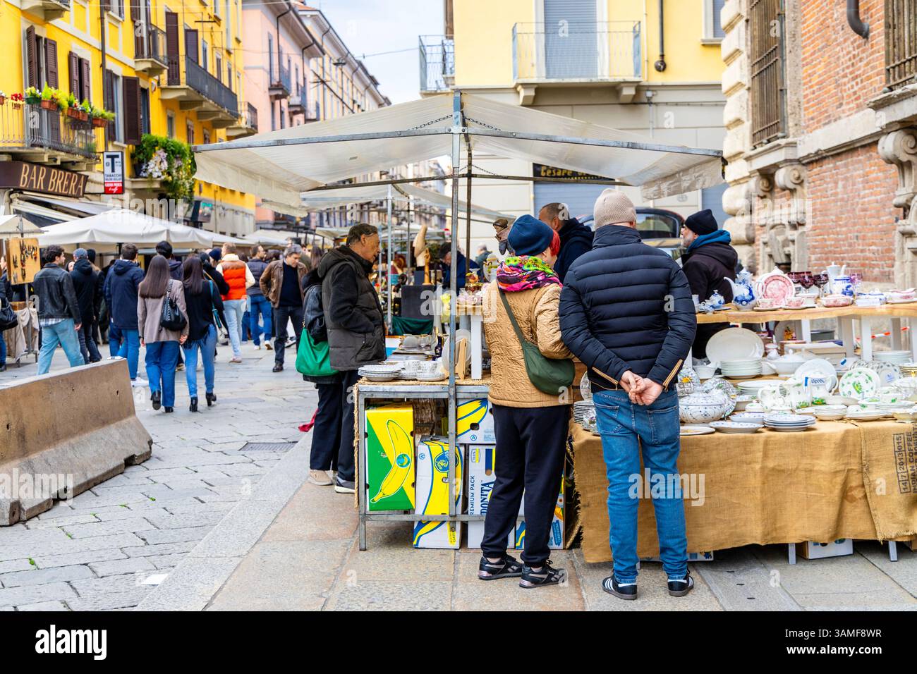 Marché d'antiquités du dimanche à Brera, Milan, Italie Banque D'Images