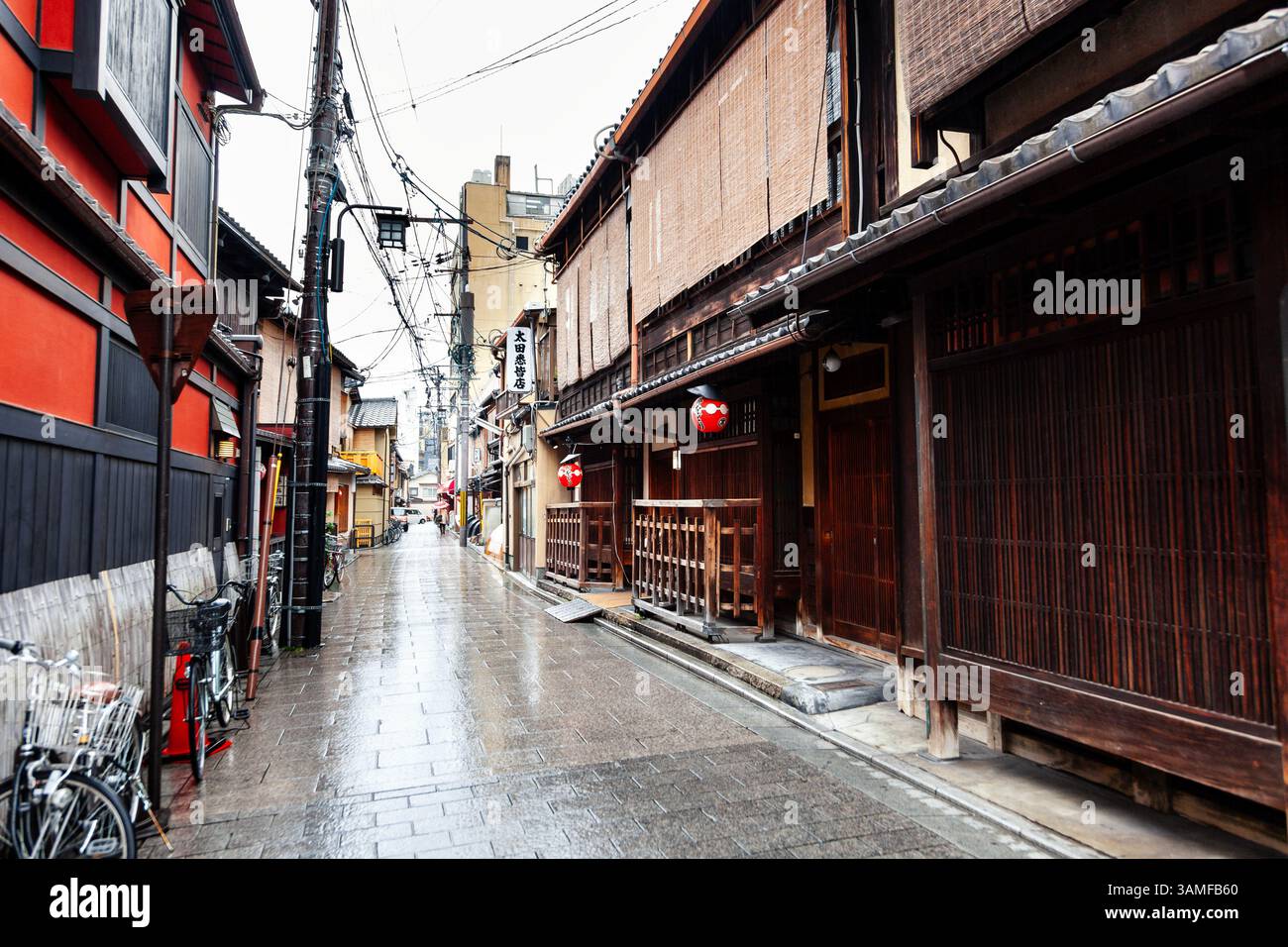 Rue et maisons traditionnelles japonaises machiya en bois dans le quartier de Gion, Kyoto, Japon Banque D'Images
