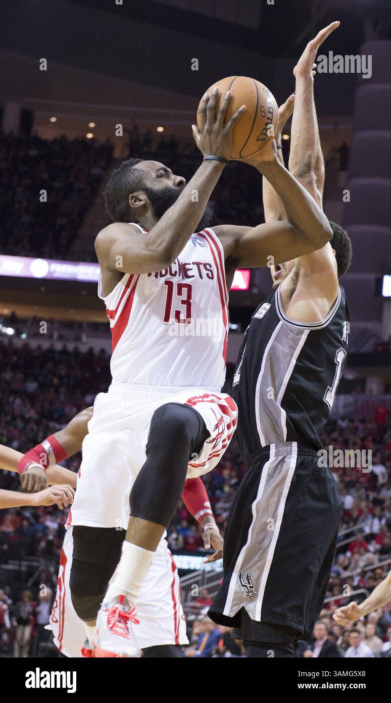 14 avril 2014 - Houston, TX, USA - James Harden (13 ans) des Rockets de Houston tire contre Jeff Ayres (11 ans) des Spurs de San Antonio dans la seconde moitié de la victoire 104-98 des Rockets le lundi 14 avril 2014 à Houston. (Crédit image : © George Bridges/MCT/ZUMAPRESS.com) Banque D'Images