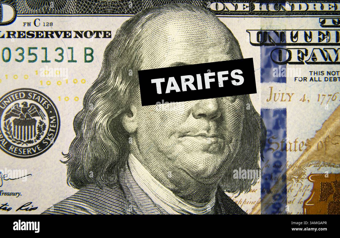 USA 100 dollars avec le mot tarifs, les droits de douane ont un impact sur les marchés mondiaux et l'économie mondiale, concept de guerre commerciale, argent, crise. Banque D'Images