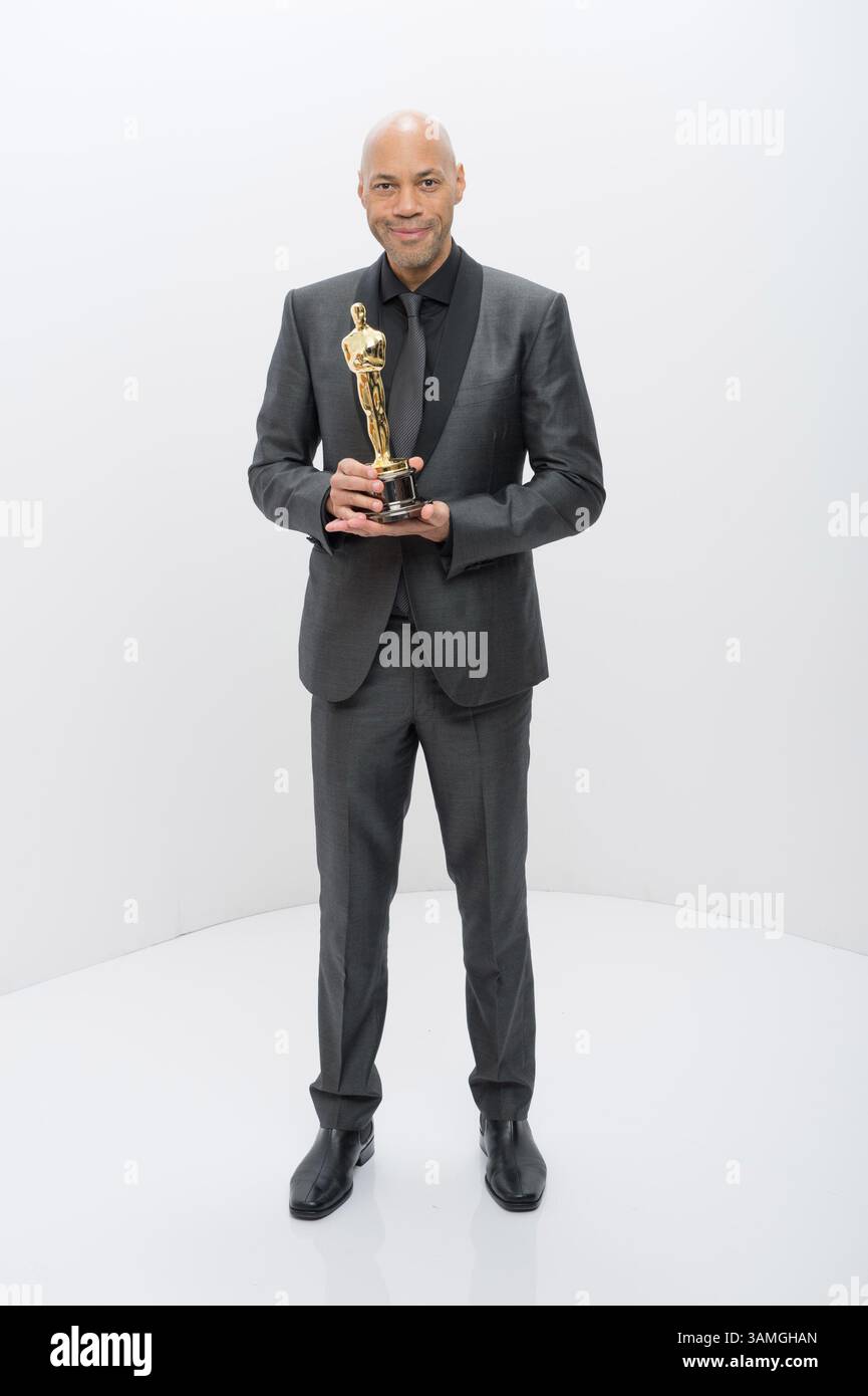 2 mars 2014 - Hollywood, Californie, États-Unis - après avoir remporté la catégorie scénario adapté pour le travail sur 12 Years a Slave, JOHN RIDLEY pose en coulisses avec son Oscar. Les Oscars sont présentés en direct sur ABC du Dolby Theatre à Hollywood. (Crédit image : © Todd Wawrychuk/AMPAS/ZUMAPRESS.com) Banque D'Images