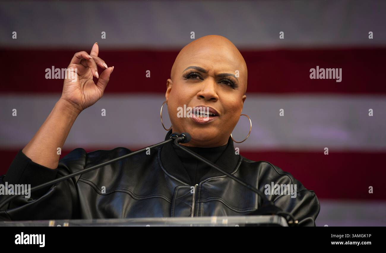 Ayanna Pressley, députée démocrate, sur scène à l'hôtel de ville de Boston, s'adressant à plus de 35 000 personnes rassemblées pour la manifestation Hands Off le 5 avril 2025. La manifestation de Boston était l’une des 1 200 manifestations à travers les États-Unis contre l’actuel président américain Donald Trump et Elon Musk. Banque D'Images