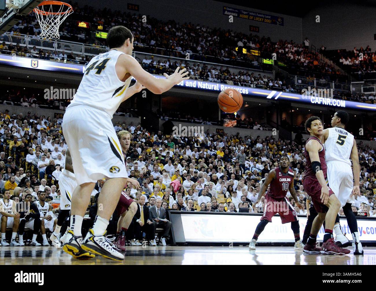 25 janvier 2014 - Columbia, MO, USA - Jordan Clarkson (5) de MU tire un coup rapide sur le défenseur de Caroline du Sud Michael Carrera alors qu'il fouette une passe derrière le dos à Ryan Rosburg (44), qui a pris la ligne de base pour un dunk, en deuxième mi-temps à Mizzou Arena à Columbia, Missouri, samedi 25 janvier 2014. Le Missouri bat la Caroline du Sud, 82-74. (Crédit image : © Rich Sugg/MCT/ZUMAPRESS.com) Banque D'Images
