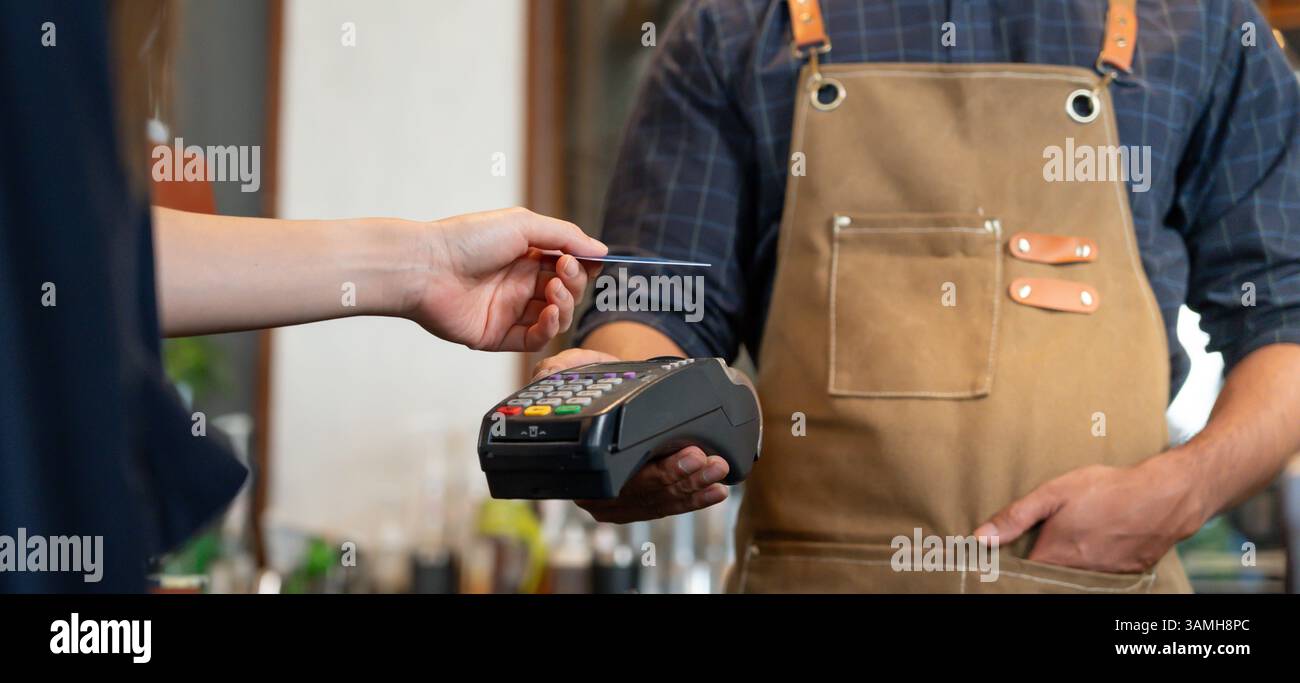 Femme utiliser la carte de crédit payer de l'argent en ligne dans le restaurant café avec un paiement numérique sans espèces. accumuler la remise. E portefeuille, technologie, payer en ligne, Banque D'Images