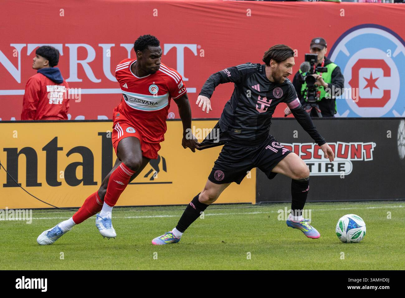 Chicago, États-Unis. 13 avril 2025. Chicago, USA, 13 avril 2025 : Carlos Teran (4 Chicago Fire FC) s'empare du maillot de Lionel Messi (10 Inter Miami CF) lors du match entre Chicago Fire FC et Inter Miami CF le dimanche 13 avril 2025 au Soldier Field, Chicago, USA. (PAS D'USAGE COMMERCIAL) (Shaina Benhiyoun/SPP) crédit : SPP Sport Press photo. /Alamy Live News Banque D'Images