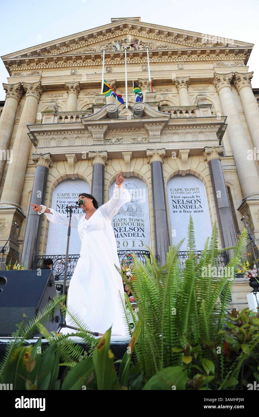 8 déc. 2013 - Cape Town, Western Cape, Afrique du Sud - L'artiste internationale VICKY SAMPSON chante devant la foule des personnes en deuil. La ville du Cap a accueilli un service interreligieux lors de la Grande Parade, cette journée ayant été déclarée journée nationale de prière et de réflexion sur la vie de Nelson Mandela. Les visiteurs ont également placé des fleurs et des messages de condoléances sur la barricade érigée pour l'accueillir. Plusieurs chefs religieux ont fait des prières pour le regretté président sud-africain. (Crédit image : © Roger Sedres/images sa/ZUMAPRESS.com) Banque D'Images
