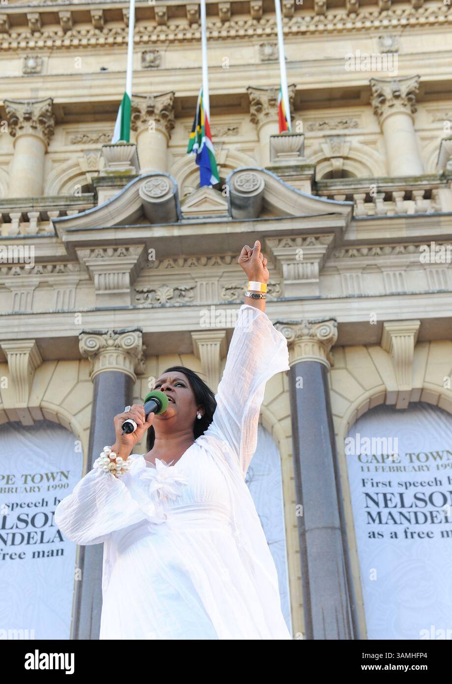 8 déc. 2013 - Cape Town, Western Cape, Afrique du Sud - L'artiste internationale VICKY SAMPSON chante devant la foule des personnes en deuil. La ville du Cap a accueilli un service interreligieux lors de la Grande Parade, cette journée ayant été déclarée journée nationale de prière et de réflexion sur la vie de Nelson Mandela. Les visiteurs ont également placé des fleurs et des messages de condoléances sur la barricade érigée pour l'accueillir. Plusieurs chefs religieux ont fait des prières pour le regretté président sud-africain. (Crédit image : © Roger Sedres/images sa/ZUMAPRESS.com) Banque D'Images