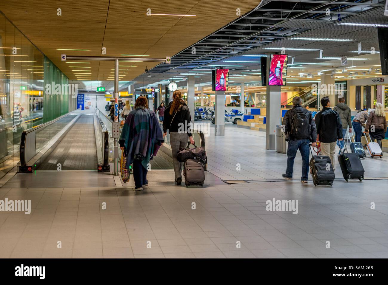 Schiphol, pays-Bas - 28 janvier 2019 : les gens marchent à l'intérieur à l'aéroport de Schiphol, pays-Bas, Hollande Banque D'Images