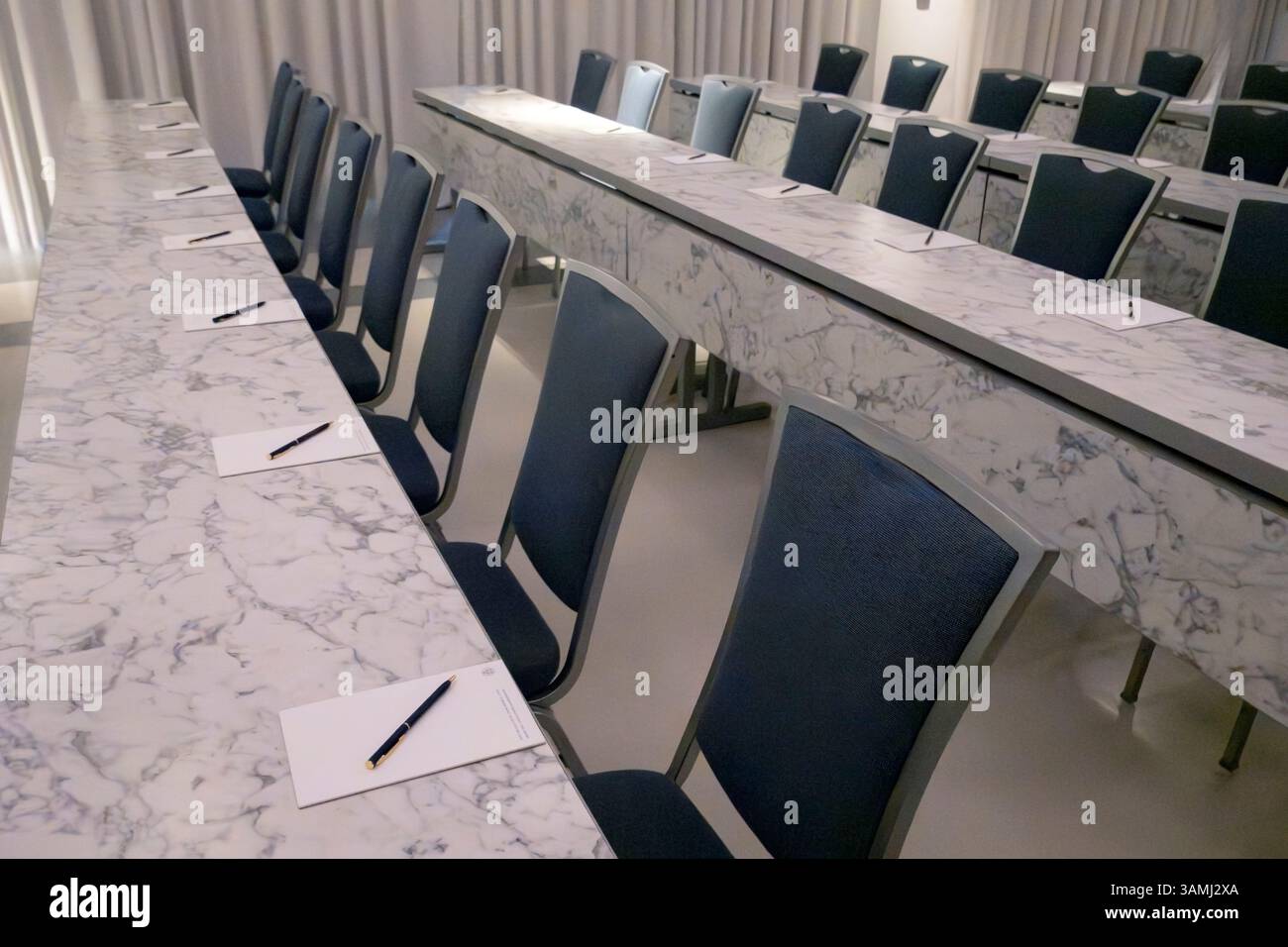 Salle de conférence vide avec papier et stylos Banque D'Images