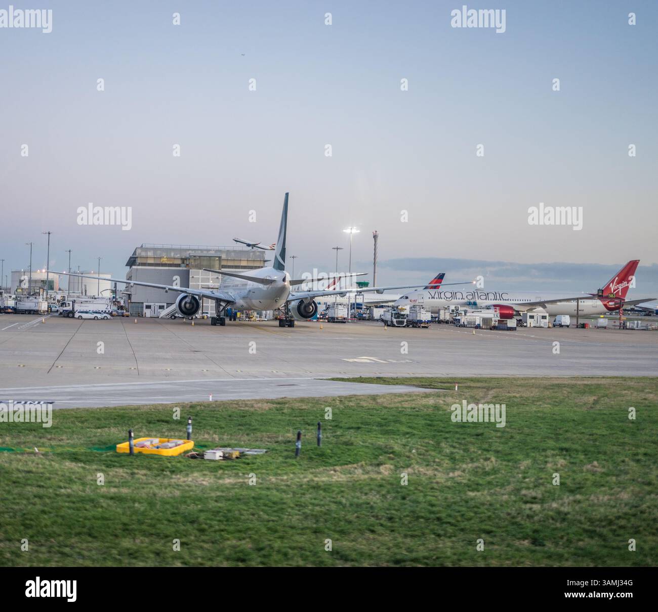 Heathrow, Londres - 28 janvier 2019 : Virgin Atlantic et Cathay Pacific Airways avion à l'aéroport de Heathrow, Londres, Royaume-Uni Banque D'Images