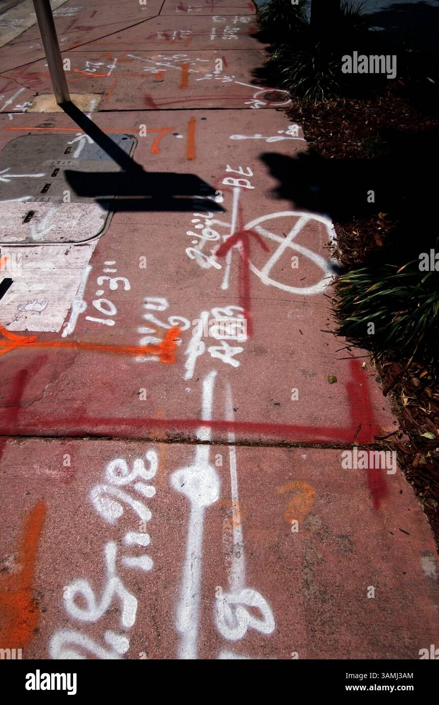 Marques utilitaires sur le trottoir américain Banque D'Images