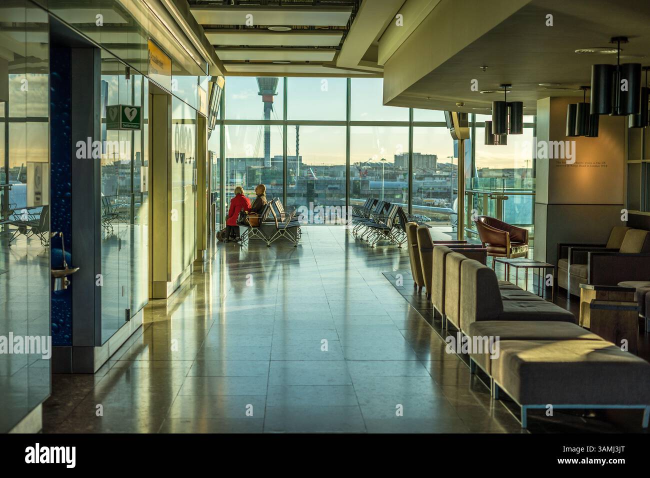 Heathrow, Londres - 28 janvier 2019 : sièges à l'aéroport de Heathrow avec tour de contrôle du trafic aérien en arrière-plan, Londres Banque D'Images