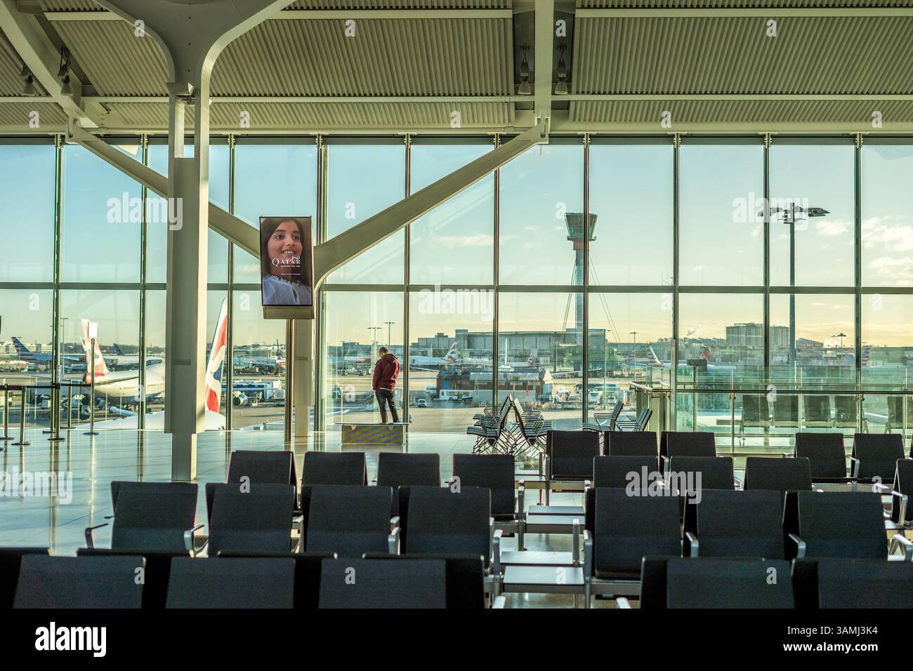 Heathrow, Londres - 28 janvier 2019 : publicité pour le Qatar à l'intérieur de l'aéroport de Heathrow avec tour de contrôle du trafic aérien, Londres, Royaume-Uni Banque D'Images