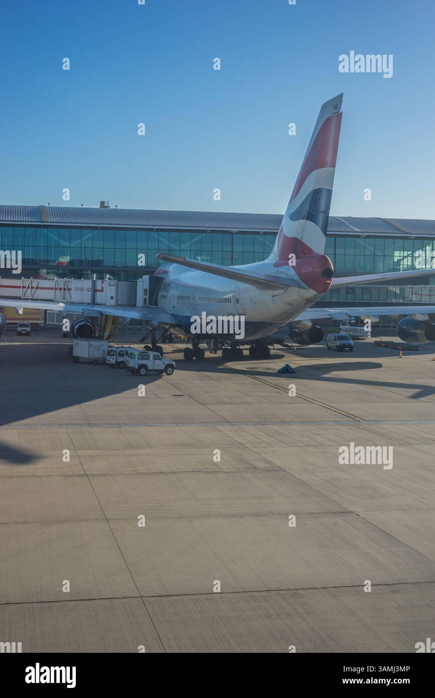 Heathrow, Londres - 28 janvier 2019 : avion British Airways à l'aéroport d'Heathrow avec publicité HSBC, Londres, Angleterre, Royaume-Uni Banque D'Images