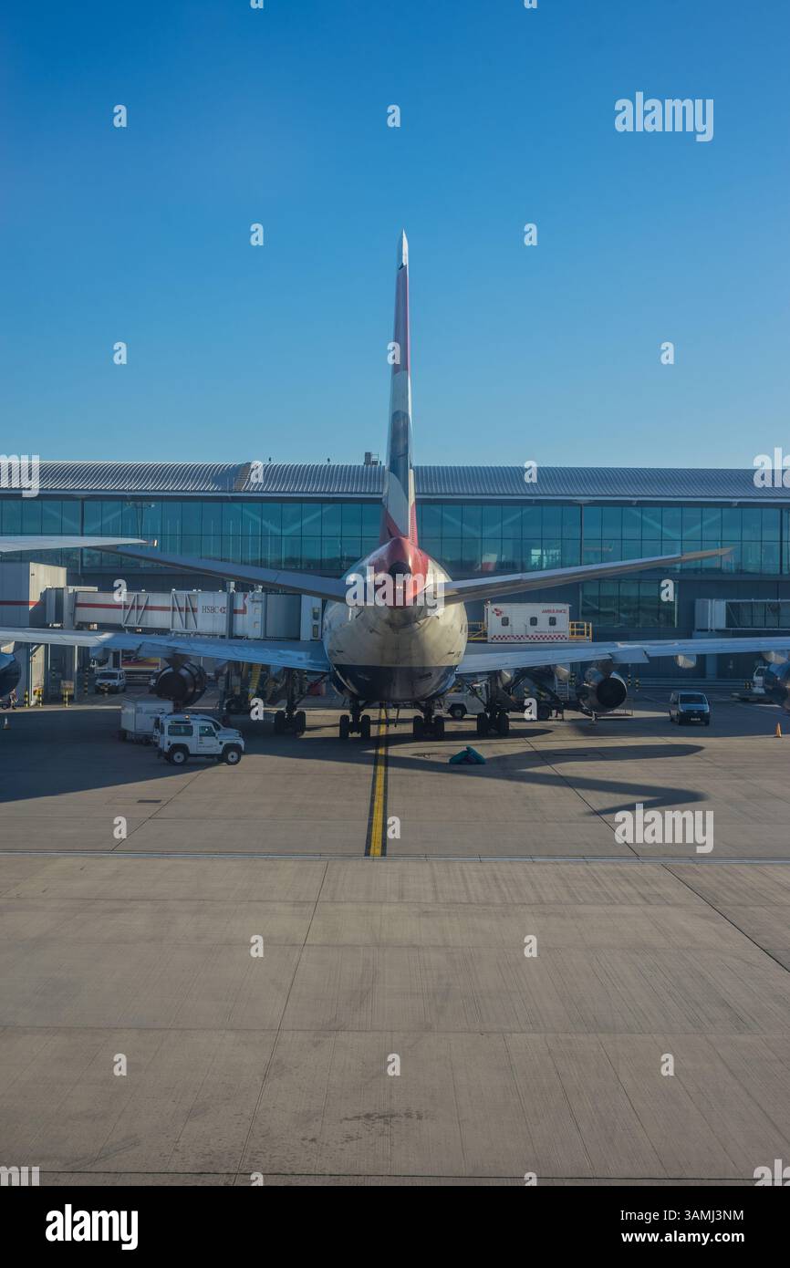 Heathrow, Londres - 28 janvier 2019 : avion British Airways à l'aéroport d'Heathrow avec publicité HSBC, Londres, Angleterre, Royaume-Uni Banque D'Images
