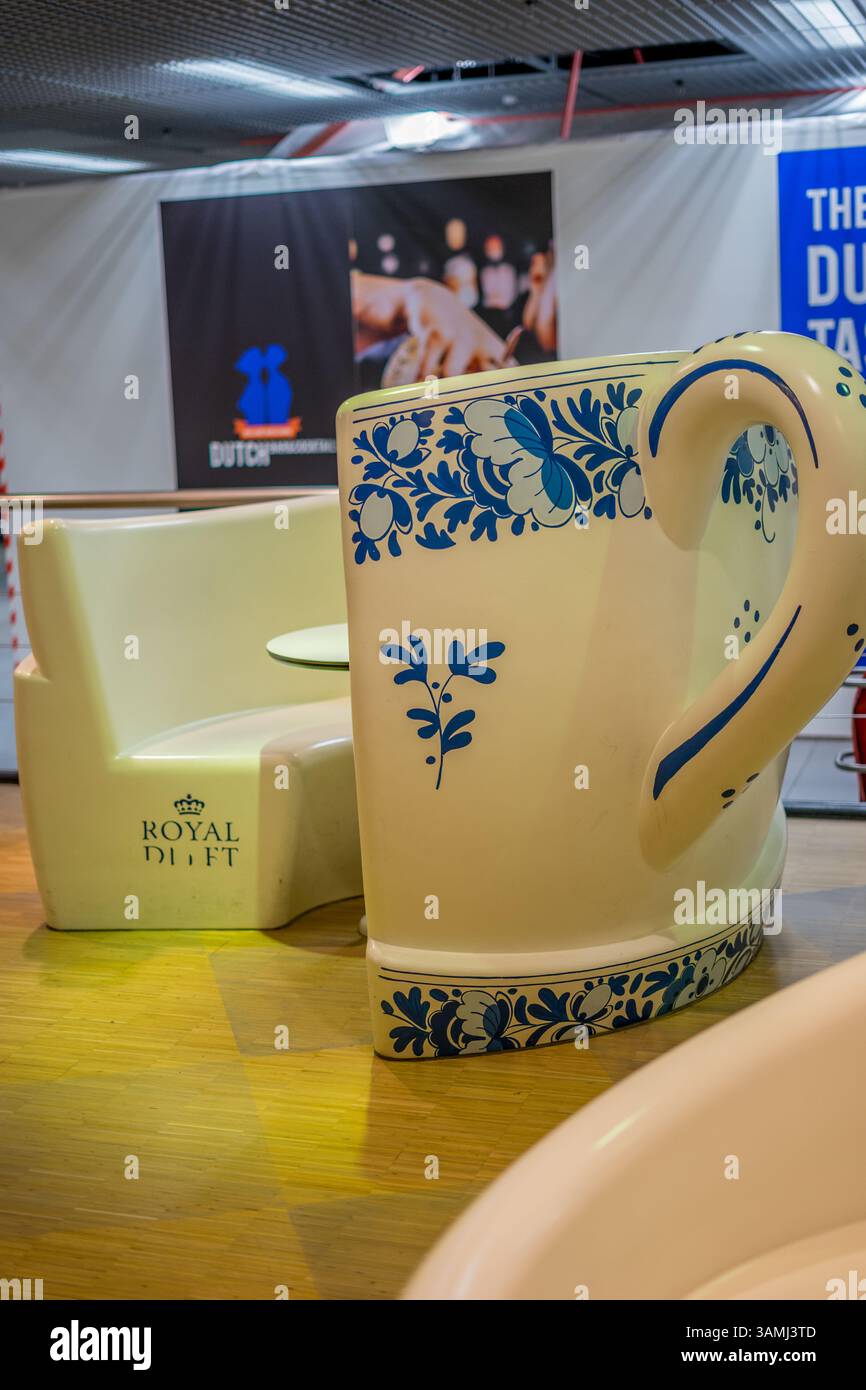Schiphol, pays-Bas - 28 janvier 2019 : Royal Delft chinaware exposé à l'aéroport de Schiphol, pays-Bas Banque D'Images