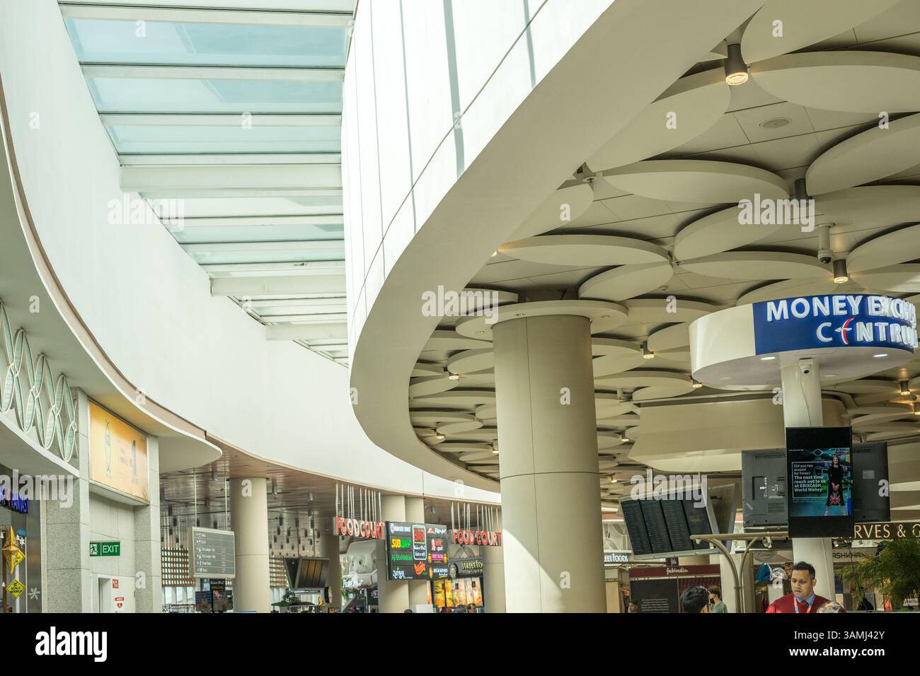 Mumbai, Inde - 18 février 2019 : aire de restauration à l'intérieur du terminal T2 de l'aéroport chatrapati Sivaji de Mumbai, Inde Banque D'Images