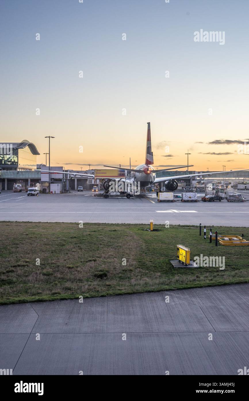 Heathrow, Londres - 28 janvier 2019 : lever du soleil à l'aéroport de Heathrow avec un avion britannique sur piste, Londres, Royaume-Uni, Angleterre Banque D'Images