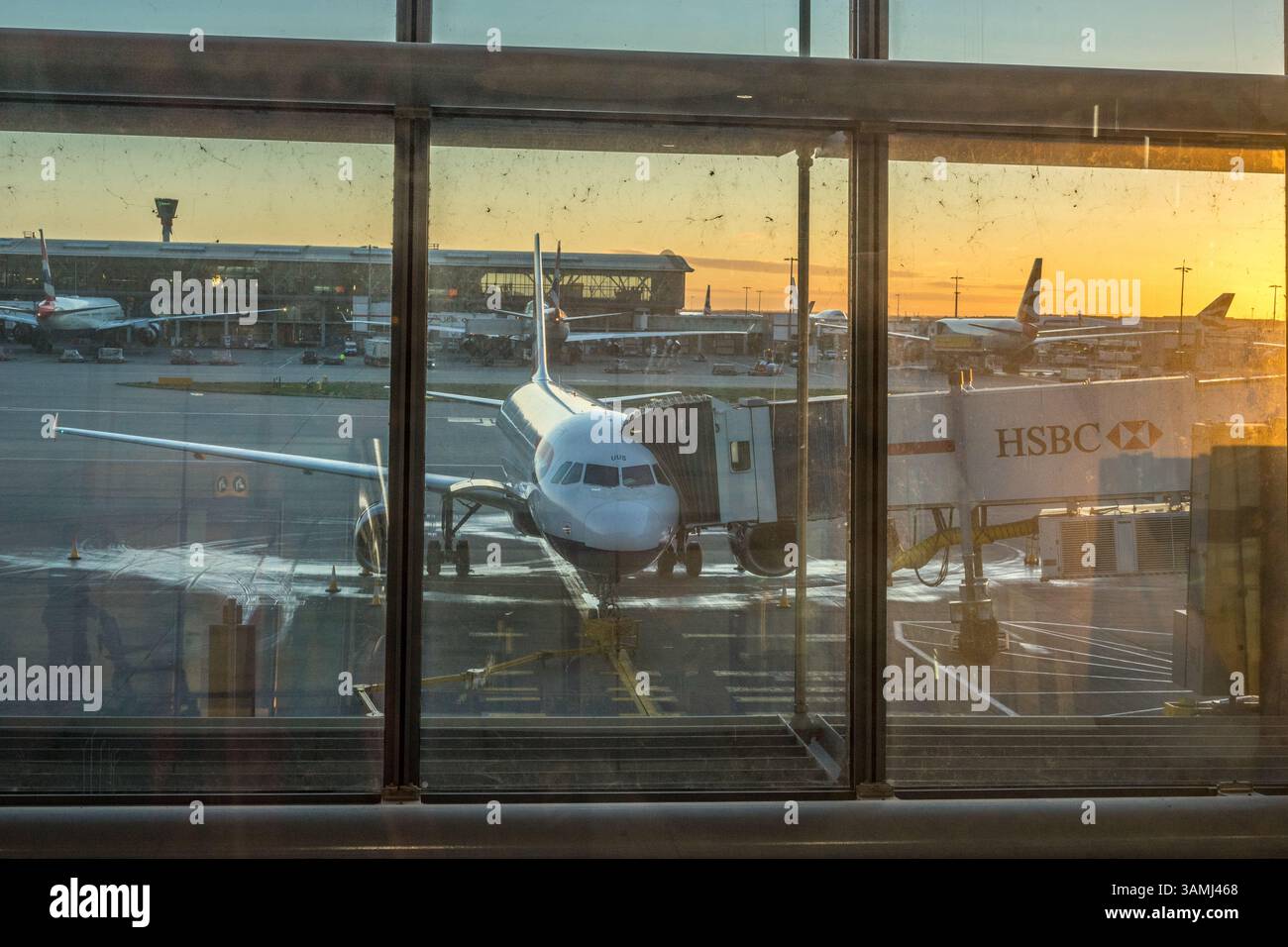 Heathrow, Londres - 28 janvier 2019 : avion British Airways à l'aéroport d'Heathrow avec publicité HSBC, Londres, Angleterre, Royaume-Uni Banque D'Images