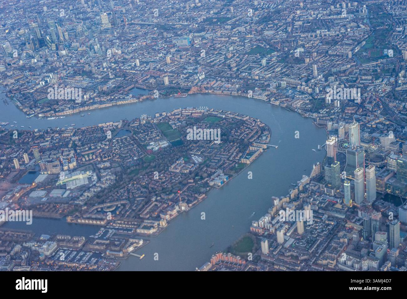 Vue aérienne de Londres à travers les nuages tôt le matin avec la Tamise coulant à l'heure dorée du lever du soleil près de Tower Bridge, Angleterre Banque D'Images