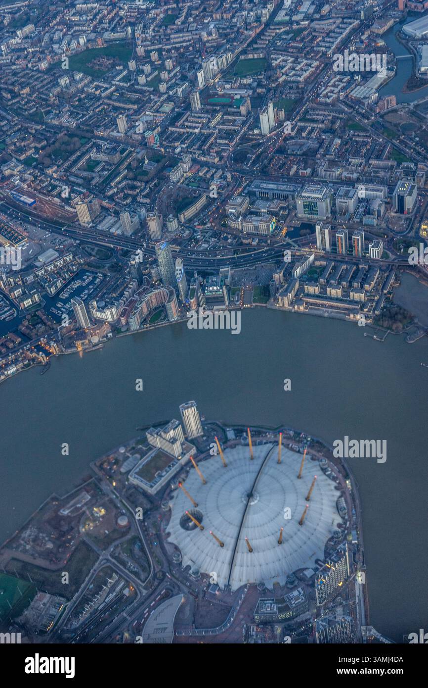 Vue aérienne de Londres à travers les nuages tôt le matin avec la Tamise coulant à l'heure dorée du lever du soleil près de Tower Bridge, Angleterre Banque D'Images