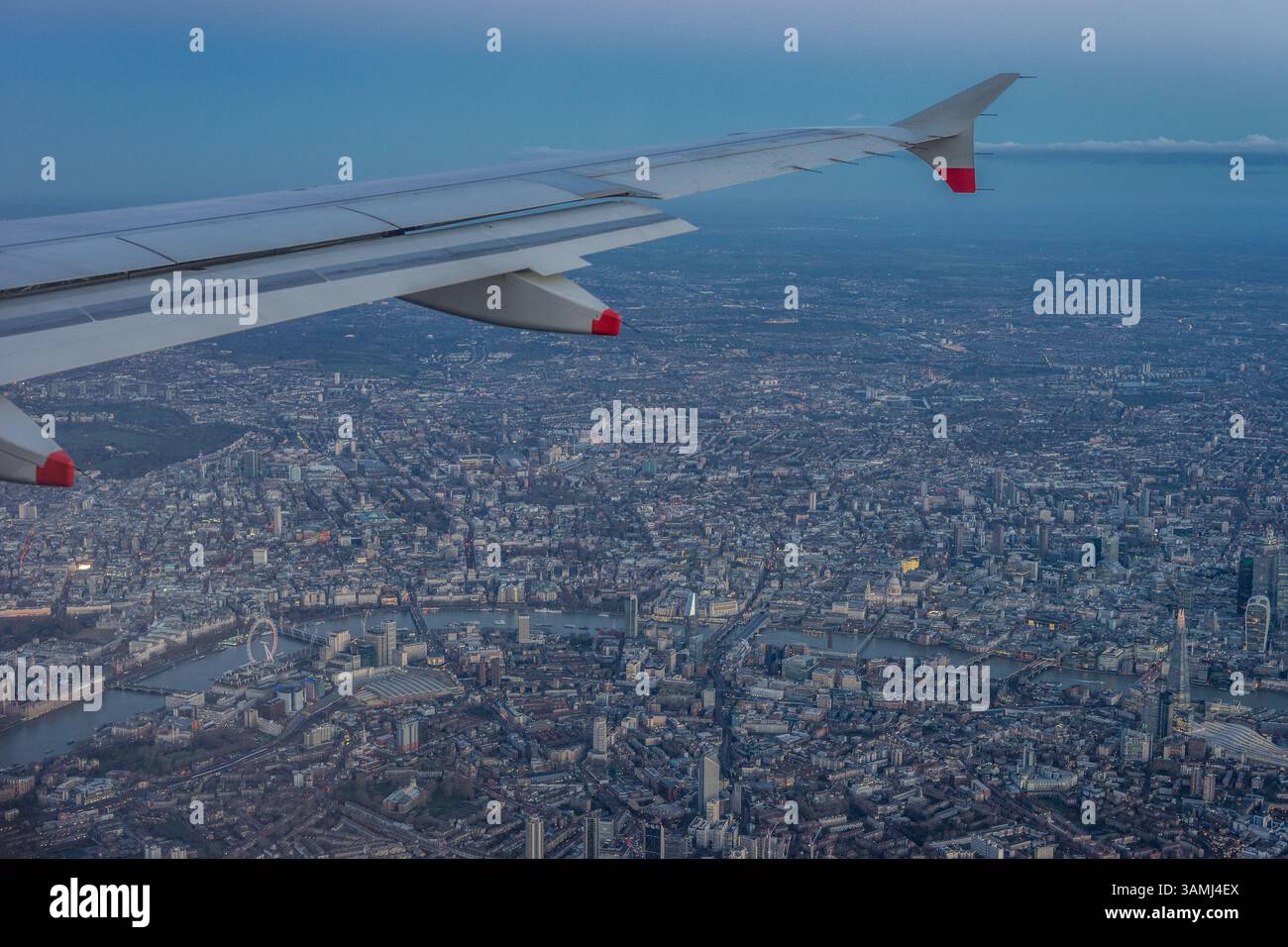 Vue aérienne de Londres à travers les nuages tôt le matin avec la Tamise coulant à l'heure dorée du lever du soleil près du London Eye avec aile d'avion, Angleterre Banque D'Images