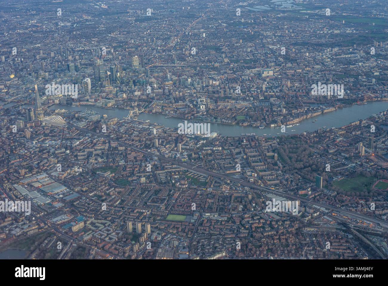 Vue aérienne de Londres à travers les nuages tôt le matin avec la Tamise coulant à l'heure dorée du lever du soleil près de Tower Bridge, Angleterre Banque D'Images