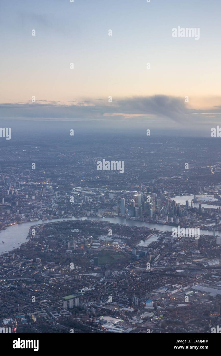 Vue aérienne de Londres Royaume-Uni à travers les nuages tôt le matin avec la Tamise coulant au lever du soleil à l'heure dorée, Angleterre Banque D'Images