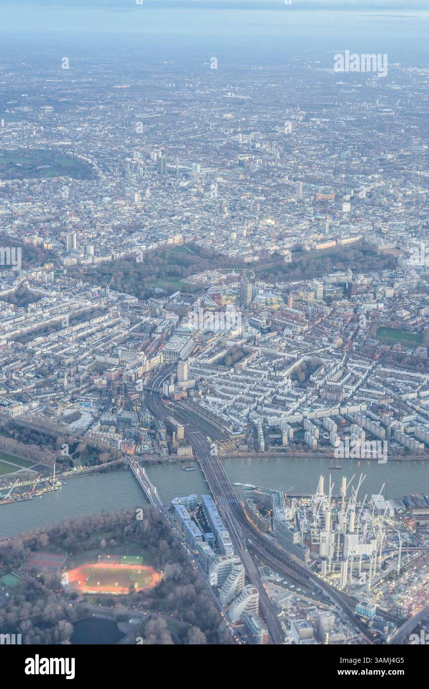 Vue aérienne de la banlieue de Londres à travers les nuages tôt le matin avec la Tamise coulant à l'heure dorée du lever du soleil près de la zone industrielle, United Kin Banque D'Images