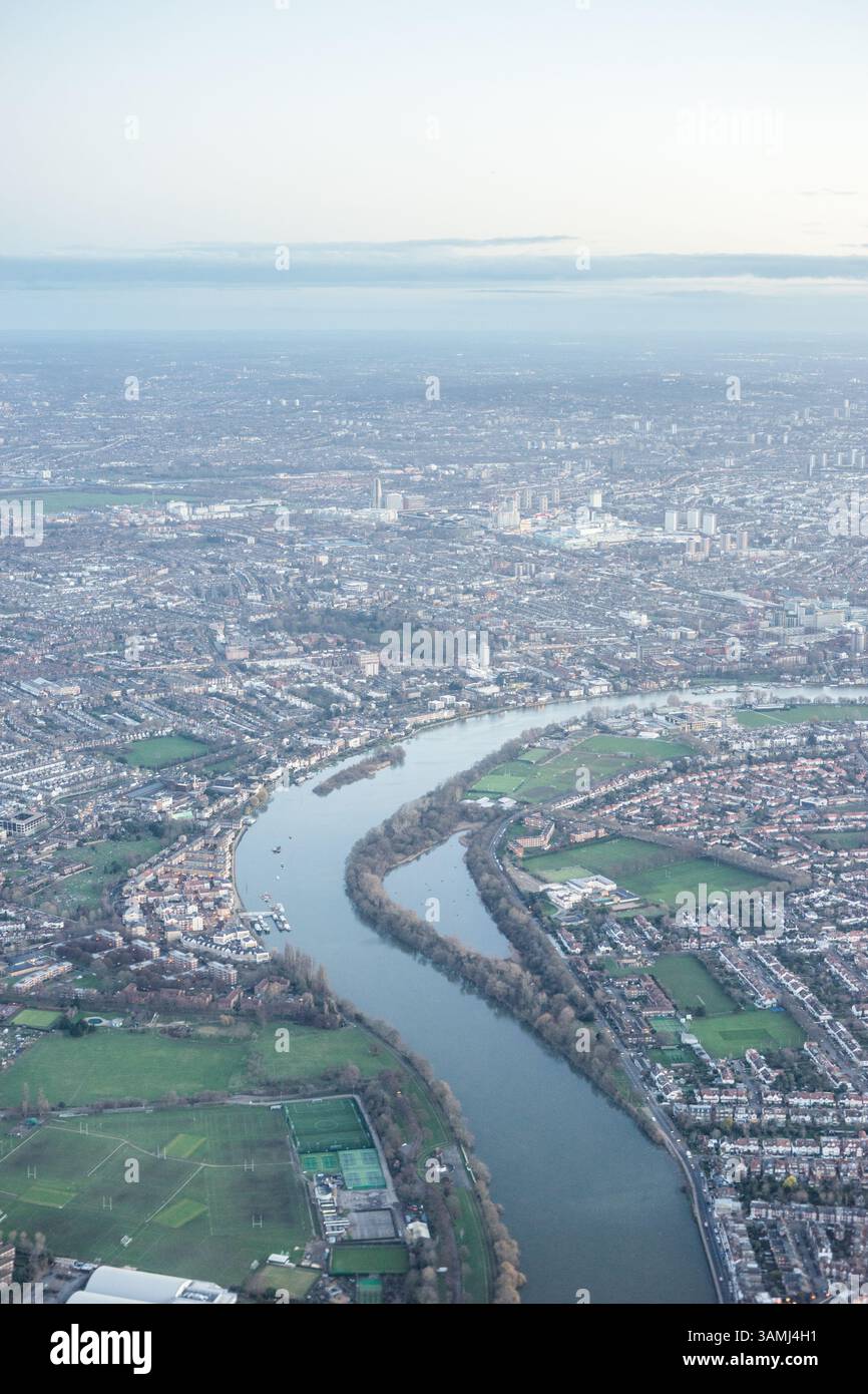 Vue aérienne de la banlieue de Londres à travers les nuages tôt le matin avec la Tamise coulant à l'heure dorée du lever du soleil près de la zone industrielle, United Kin Banque D'Images