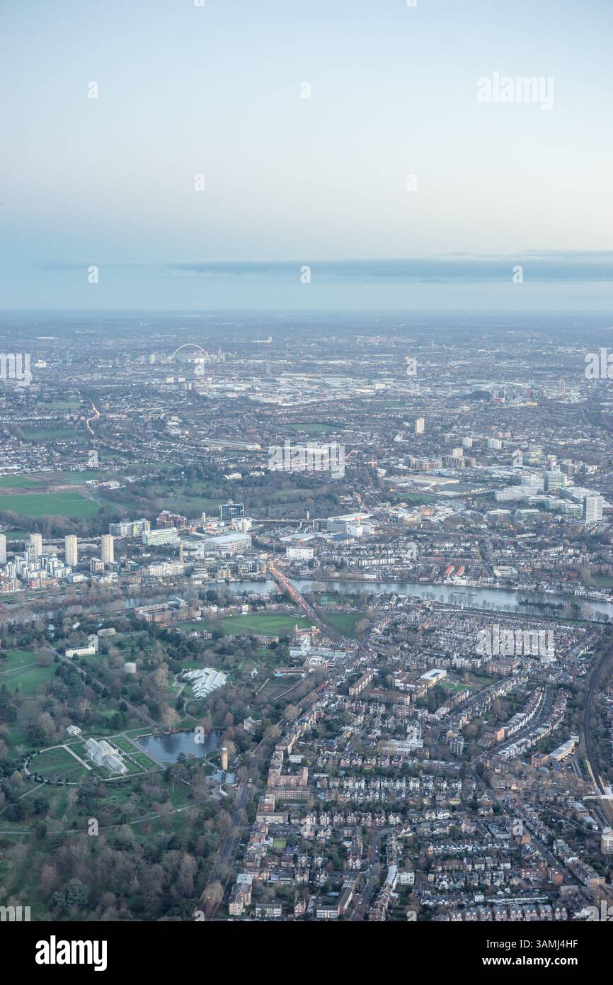 Vue aérienne de la banlieue de Londres à travers les nuages tôt le matin avec la Tamise coulant à l'heure dorée du lever du soleil près de la zone industrielle, United Kin Banque D'Images